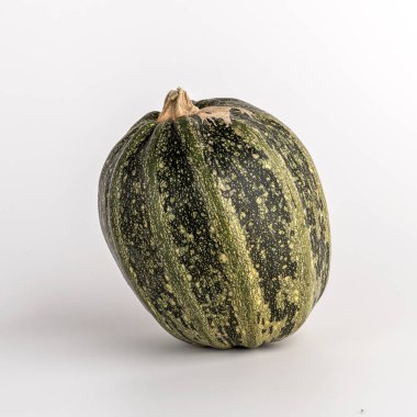 Beyaz arka planda yeşil balkabağı. Organik balkabağı izole edildi.