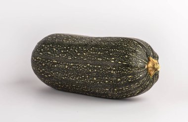 Beyaz arka planda yeşil balkabağı. Organik balkabağı izole edildi.