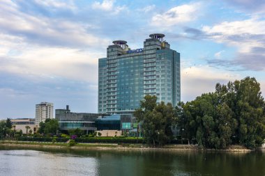 ADANA, TURKEY - 4 ARALIK 2021: Hilton SA Hotel, Adana. Adana şehir merkezinde bir otel..