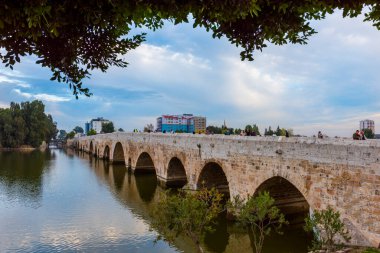 Adana 'daki TASKOPRU, TURKEY. Seyhan Nehri üzerindeki tarihi taş köprü. (İngilizce: Taş Köprü).