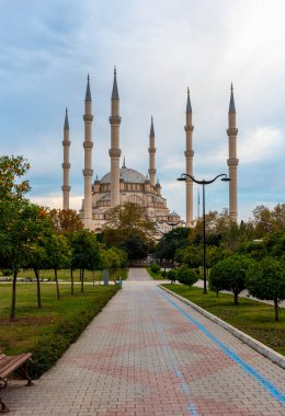 Adana 'daki Sabancı Merkez Camisi (Türkçe: Sabancı Merkez Cami) ve Merkez Parkı. Türkiye 'nin en büyük cami gün batımı manzarası.