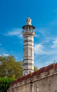 ADANA, TURKEY - 4 ARALIK 2021 Ulu Cami, Adana. Ulu Camii Minaresi. Türkiye 'nin Adana kentindeki 16. yüzyıl camisi