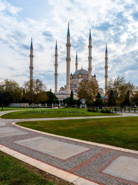 Adana 'daki Sabancı Merkez Camisi (Türkçe: Sabancı Merkez Cami) ve Merkez Parkı. Türkiye 'nin en büyük cami gün batımı manzarası.