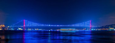 İSTANBUL, Turkey. İstanbul Boğaz Köprüsü (15 Temmuz Şehitler Köprüsü. Türkçe: 15 Temmuz Sehitler Koprusu). Güzel İstanbul batımı.