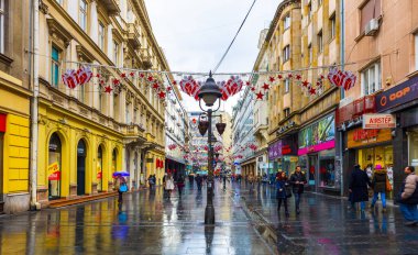 BELGRAD, SERBIA - 4 Şubat 2017: Knez Mihailova Caddesi. En ünlü cadde Belgrad 'ın ana alışveriş mili. Belgrad, Sırbistan
