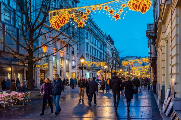 BELGRAD, SERBIA - 4 Şubat 2017: Knez Mihailova Caddesi. En ünlü cadde Belgrad 'ın ana alışveriş mili. Belgrad, Sırbistan.