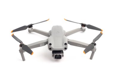 İSTANBUL, TURKEY - 6 HAZİRAN 2022: DJI Air 2S İHA beyaz arka planda. Profesyonel İHA üst görünümü.