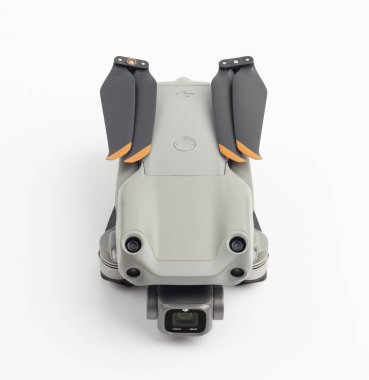 İSTANBUL, TURKEY - 6 HAZİRAN 2022: DJI Air 2S İHA beyaz arka planda. Profesyonel İHA üst görünümü.