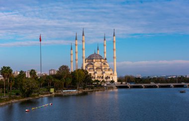 Adana 'daki Sabancı Merkez Camisi (Türkçe: Sabancı Merkez Cami) ve Seyhan Nehri. Türkiye 'nin mavi gökyüzüne sahip en büyük camii.