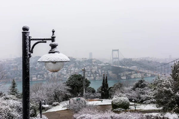 Día Nevado Estambul Turquía Vista Del Puente Fatih Sultan Mehmet — Foto de Stock