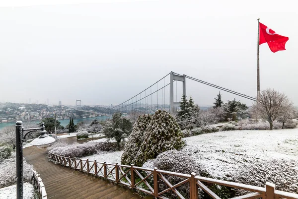 Schneetag Istanbul Türkei Blick Auf Die Fatih Sultan Mehmet Brücke — Stockfoto