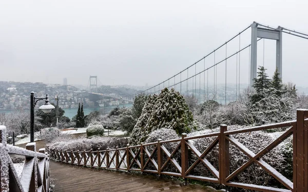 Día Nevado Estambul Turquía Vista Del Puente Fatih Sultan Mehmet — Foto de Stock