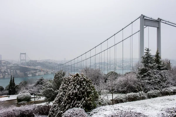 Día Nevado Estambul Turquía Vista Del Puente Fatih Sultan Mehmet — Foto de Stock