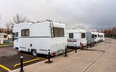 Karavanın kamp alanına park edilmiş karavanlar. Karavan parkı. Kamp karavanı otoparkı..