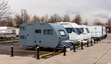 Karavanın kamp alanına park edilmiş karavanlar. Karavan parkı. Kamp karavanı otoparkı..