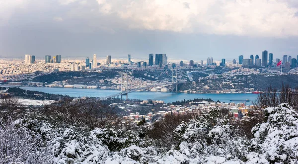 Снежный День Стамбуле Турция Вид Босфорский Мост Camlica Hill Красивый — стоковое фото