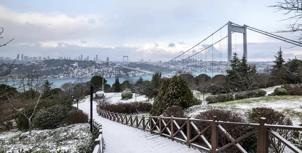 Снежный День Стамбуле Турция Вид Мост Фатих Султан Мехмет Отагтепе — стоковое фото