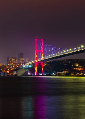 İSTANBUL, Turkey. İstanbul Boğaz Köprüsü (15 Temmuz Şehitler Köprüsü. Türkçe: 15 Temmuz Sehitler Koprusu). Güzel İstanbul batımı.