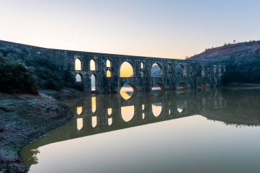 Maglova Aqueduct (Türkçe: Maglova Kemeri) Kemerburgaz Şehir Ormanı 'nda. İstanbul, Türkiye. Aqueduct Mimar Sinan tarafından yapıldı.