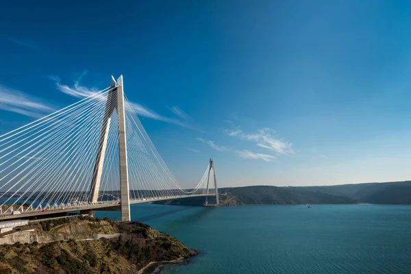 トルコのイスタンブールにあるヤヴズ スルタン セリム橋 青い空のイスタンブール ボスポラスの3番目の橋 — ストック写真