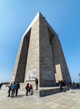CANAKKALE, TURKEY - 26 Mart 2022: Çanakkale Boğazı 'nda Şehitler Anıtı (Çanakkale Boğazı)). 