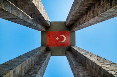 Çanakkale Boğazı 'ndaki Çanakkale Şehitleri Anıtı).