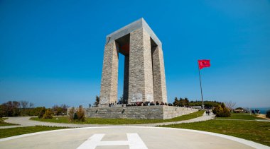 CANAKKALE, TURKEY - 26 Mart 2022: Çanakkale Boğazı 'nda Şehitler Anıtı (Çanakkale Boğazı)).