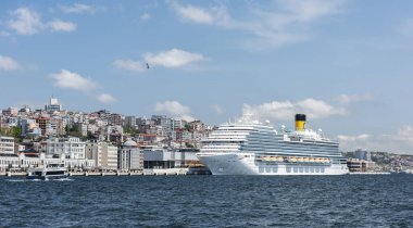 İSTANBUL, TURKEY - 1 Mayıs 2022: Galataport, İstanbul, Türkiye 'deki COSTA VENEZIA yolcu gemisi. 5260 kişilik yolcu kapasitesiyle herhangi bir Türk limanına yanaşmış en büyük yolcu gemisi.