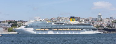 İSTANBUL, TURKEY - 1 Mayıs 2022: Galataport, İstanbul, Türkiye 'deki COSTA VENEZIA yolcu gemisi. 5260 kişilik yolcu kapasitesiyle herhangi bir Türk limanına yanaşmış en büyük yolcu gemisi.