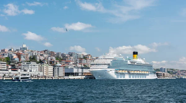 İSTANBUL, TURKEY - 1 Mayıs 2022: Galataport, İstanbul, Türkiye 'deki COSTA VENEZIA yolcu gemisi. 5260 kişilik yolcu kapasitesiyle herhangi bir Türk limanına yanaşmış en büyük yolcu gemisi.