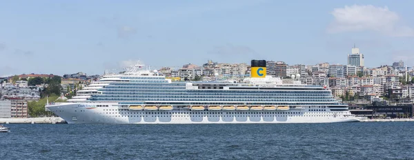 İSTANBUL, TURKEY - 1 Mayıs 2022: Galataport, İstanbul, Türkiye 'deki COSTA VENEZIA yolcu gemisi. 5260 kişilik yolcu kapasitesiyle herhangi bir Türk limanına yanaşmış en büyük yolcu gemisi.