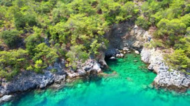 Kumsala çarpan mavi dalgaların en üst görüntüsü. Hava 4K İHA atışı. Oludeniz, Fethiye. Mugla, Türkiye.
