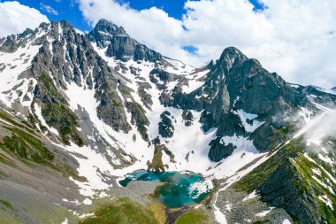 Kackar Dağları 'ndaki Avusor Buzul Gölü (Heart Lake). Avusor Platosu, Rize, Türkiye. Panoramik dron atışı.