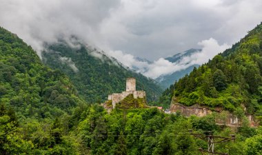 Rize, Türkiye 'deki Zilkale Şatosu. Firtina Vadisi 'ndeki ortaçağ kalesi. (Zil Kale veya Zil Kalesi).