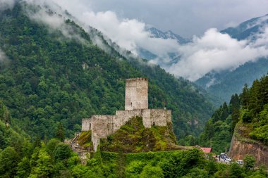 Rize, Türkiye 'deki Zilkale Şatosu. Firtina Vadisi 'ndeki ortaçağ kalesi. (Zil Kale veya Zil Kalesi).