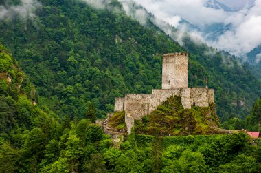 Rize, Türkiye 'deki Zilkale Şatosu. Firtina Vadisi 'ndeki ortaçağ kalesi. (Zil Kale veya Zil Kalesi).