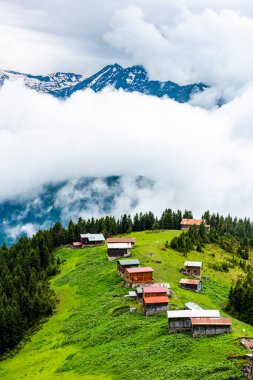 Kackar Dağları ile POKUT Plateau görünümü. Bu plato, Rize 'nin Camlihemsin ilçesinde yer almaktadır. Kackar Dağları bölgesi. Rize, Türkiye.