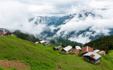 Kackar Dağları ile POKUT Plateau görünümü. Bu plato, Rize 'nin Camlihemsin ilçesinde yer almaktadır. Kackar Dağları bölgesi. Rize, Türkiye.