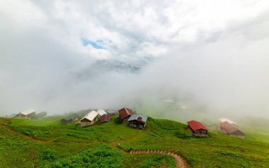 Kackar Dağları ile POKUT Plateau görünümü. Bu plato, Rize 'nin Camlihemsin ilçesinde yer almaktadır. Kackar Dağları bölgesi. Rize, Türkiye.