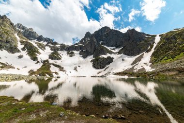 Avusor Platosu, Rize, Türkiye. Kackar Dağlarında Avusor Buzul Gölü (Kalp Gölü).