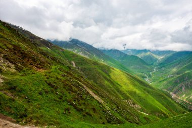 Rize 'nin Camlihemsin ilçesine bağlı Cicekli Platosu. Kackar Dağları bölgesi. Rize, Hindi. (Türkçe: Cicekli Yaylasi)