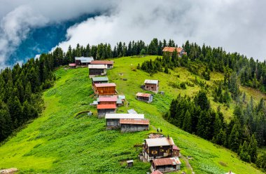 Kackar Dağları ile POKUT Plateau panoramik görüntüsü. Bu plato, Rize 'nin Camlihemsin ilçesinde yer almaktadır. Kackar Dağları bölgesi. Rize, Türkiye.