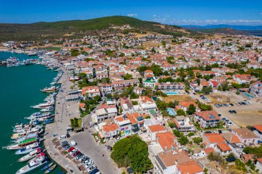 BALIKESIR, TURKEY - 5 Eylül 2022: CUNDA ADASI (Alibey Adası) insansız hava aracı ile hava görüntüsü. Ayvalik, Balikesir, Türkiye.
