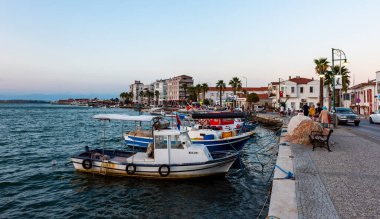 Balikesir, Turkey - 4 Eylül 2022: Ayvalik İlçesi, Balikesir, Türkiye. Ege 'deki güzel sahil kasabası. Ayvalik 'te gün batımı görünümü.