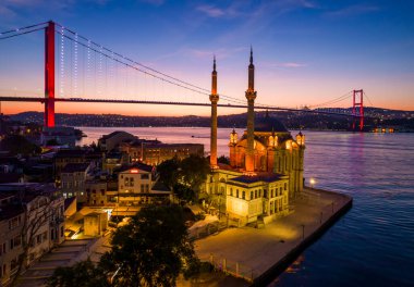 Ortopedi, İSTANBUL, Turkey. İstanbul 'un havadan görünüşü. Ortakoy Camii ve Boğaz Köprüsü (15 Temmuz Şehitler Köprüsü) güneş ışığı. İHA atışı.