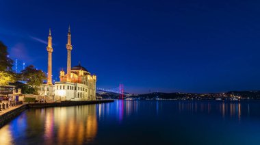 Ortopedi, İSTANBUL, Turkey. Ortakoy Camii ve Boğaz Köprüsü (15 Temmuz Şehitler Köprüsü) güneş ışığı.