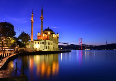 Ortopedi, İSTANBUL, Turkey. Ortakoy Camii ve Boğaz Köprüsü (15 Temmuz Şehitler Köprüsü) güneş ışığı.