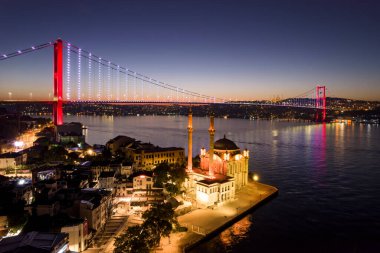 Ortopedi, İSTANBUL, Turkey. İstanbul 'un havadan görünüşü. Ortakoy Camii ve Boğaz Köprüsü (15 Temmuz Şehitler Köprüsü) güneş ışığı. İHA atışı.