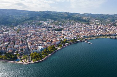 Karamursel, Kocaeli, Türkiye. Karamursel, Kocaeli ilinin bir ilçesidir. İnsansız hava aracı ile hava görüntüsü.