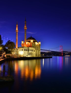 Ortopedi, İSTANBUL, Turkey. Ortakoy Camii ve Boğaz Köprüsü (15 Temmuz Şehitler Köprüsü) güneş ışığı.